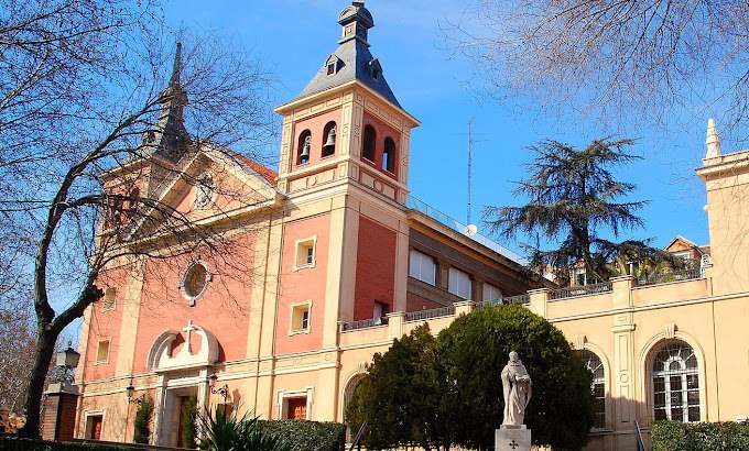 Fachada de la Basílica de Atocha, con su campanario