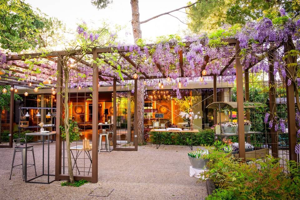 Pérgola de La Quinta de Illescas cubierta de flores violetas